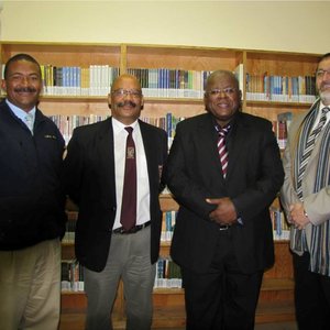 ‘n Groot oomblik vir die omgewing se skoolhoofde, met vlnr mnr Tommy Volkwyn (Gansbaai Primêr), mnr Tommy Wilson (Gansbaai Academia), prof Jonathan Jansen (UOVS) en mnr Kobus Koekemoer (Laerskool Okkie Smuts)    (Foto: Liezel Mostert)